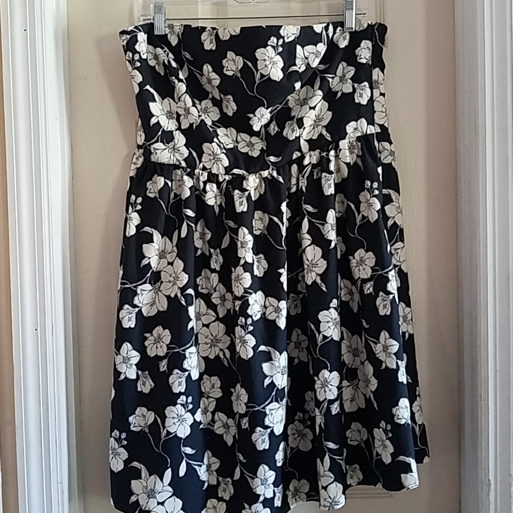 Womens Forever 21 plus 1X Black and White Flowers